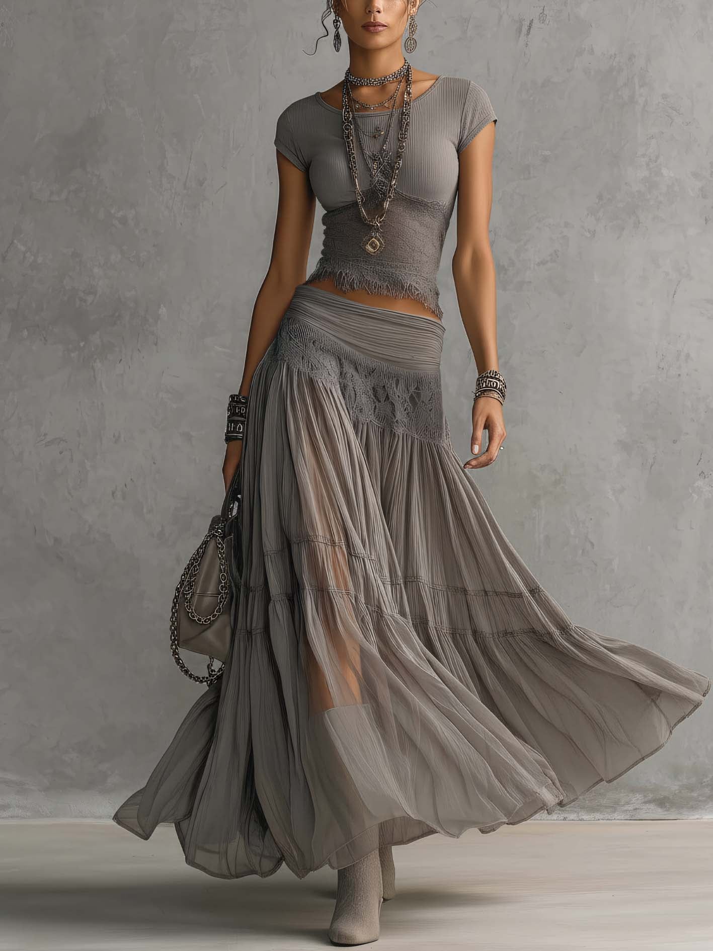 Conjunto Gris de Top de Encaje y Falda Maxi Plisada